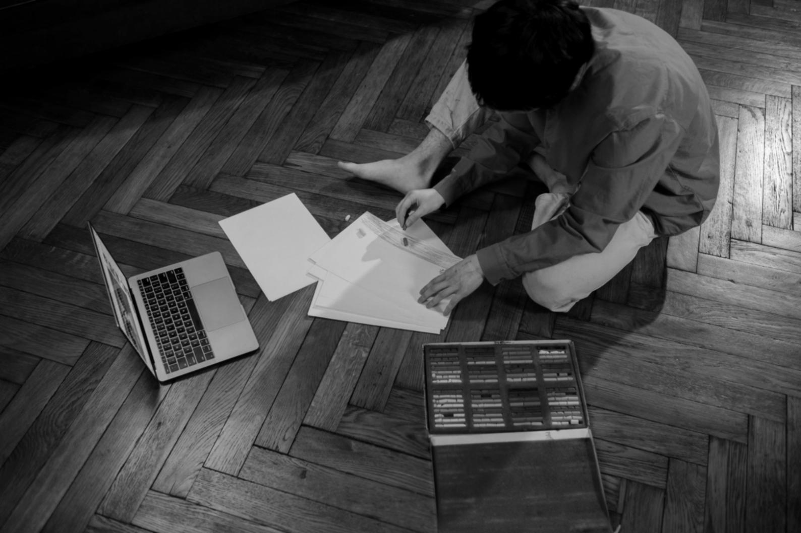 Composizione di oggetti per natura morta con illuminazione naturale