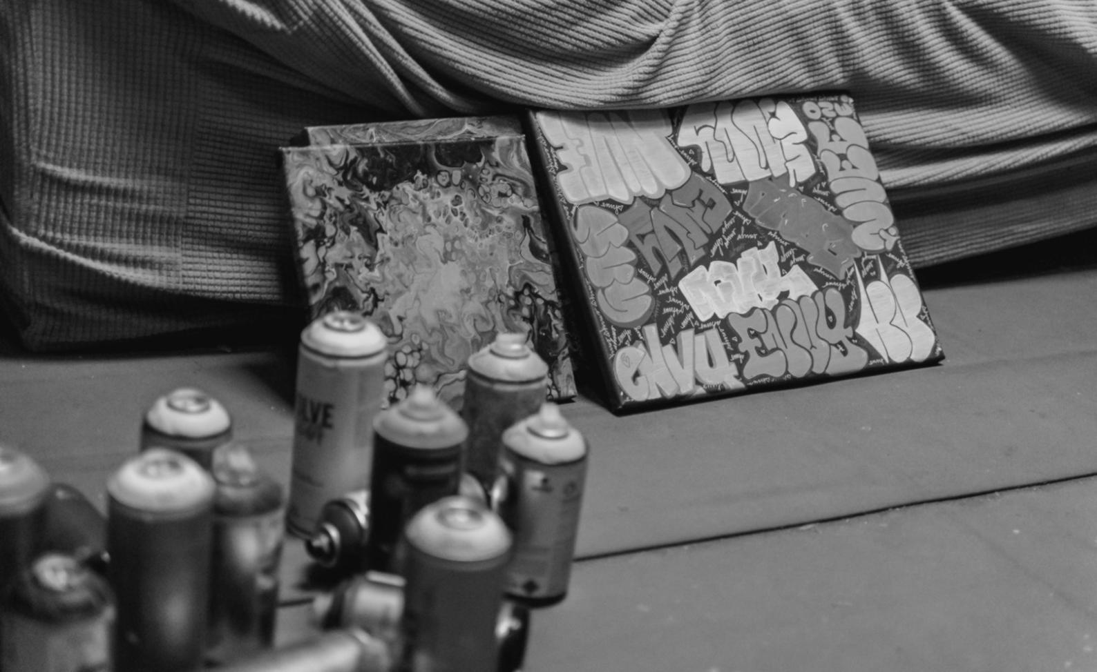 Composizione di natura morta con oggetti quotidiani illuminati da luce naturale